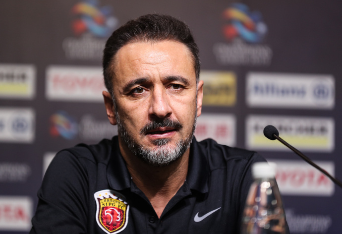 包含里昂发布备战花絮，转会期完成体检，亚冠任务艰巨，阵容厚度经受考验的词条