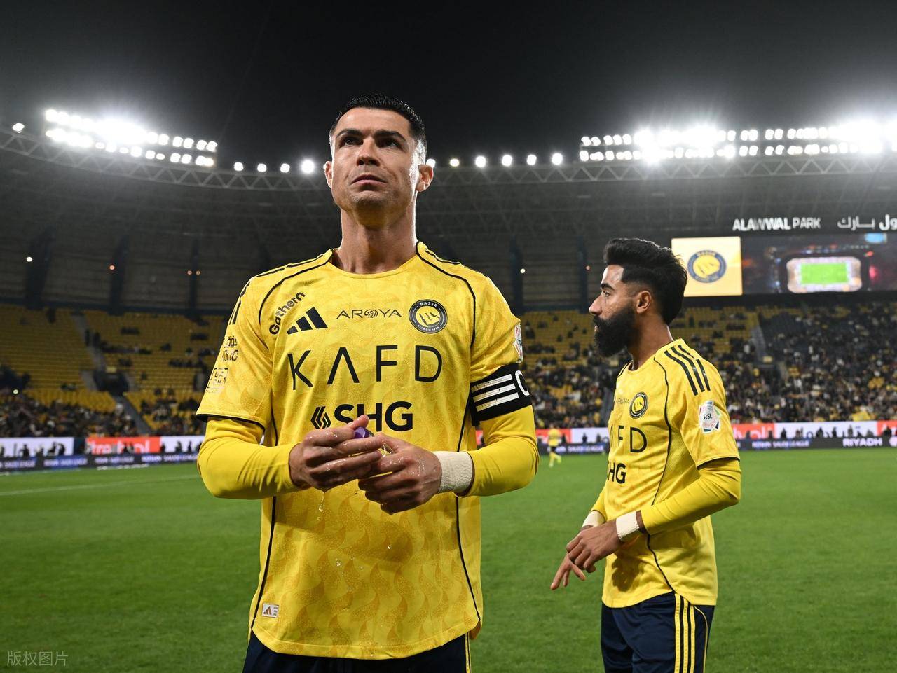 米兰- c罗和女友飞往瑞士短暂度假 意媒违反防 