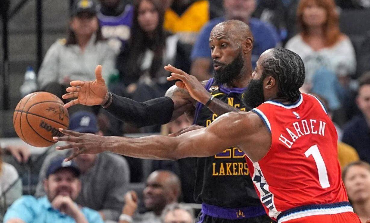 包含詹姆斯赛事官方发布突破纪录新规，快船争议不断！的词条